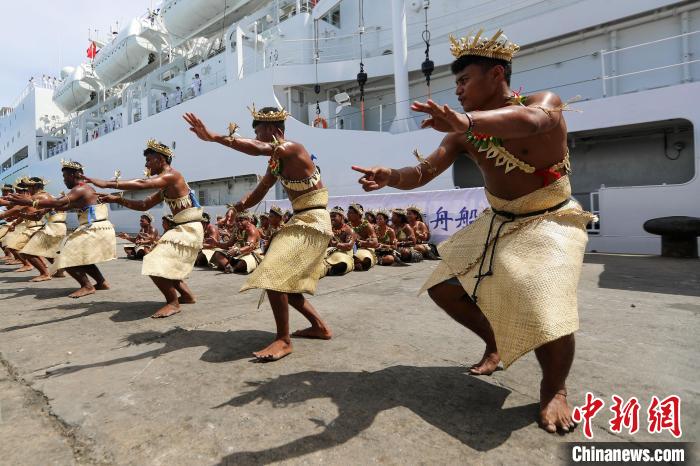 基方民眾表演當地特色舞蹈，歡迎“和平方舟”號醫(yī)院船來訪。　徐巍 攝