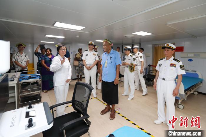 基里巴斯總統(tǒng)等政要參觀海上醫(yī)院?！⌒煳?攝