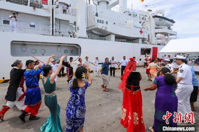 中基雙方人員在碼頭歡迎儀式上歡聚一堂?！⌒煳?攝