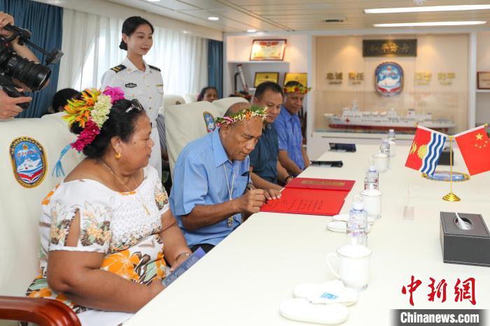 基里巴斯總統(tǒng)塔內?！ゑR茂為“和平方舟”醫(yī)院船留言?！⌒煳?攝