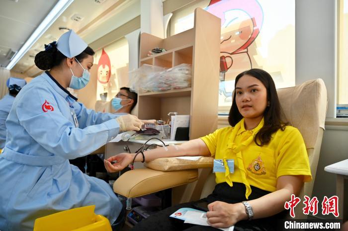 圖為獻血活動現(xiàn)場。　俞靖 攝