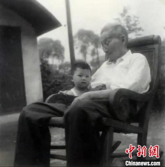 陳望道與幼年的陳曉帆?！￡悤苑﹫D