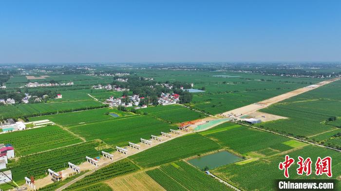 航拍合(肥)周(口)高速潁臨段8標架梁施工現(xiàn)場。　劉玉才 攝