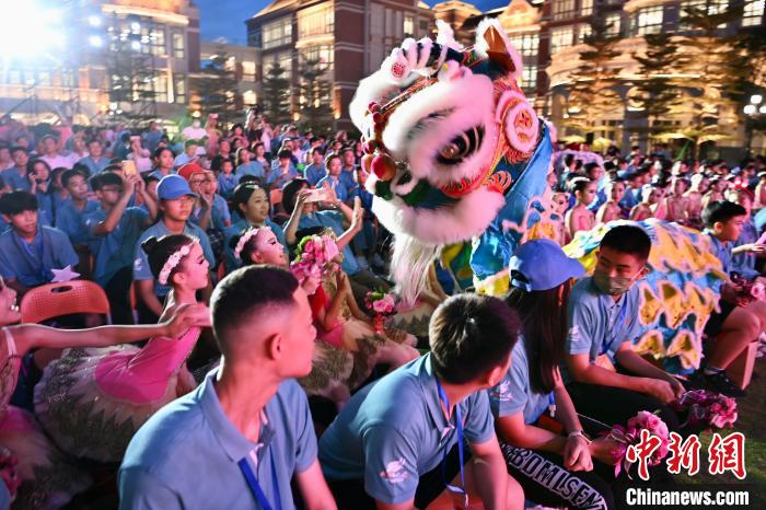 舞獅表演與現(xiàn)場觀眾互動。　王東明 攝