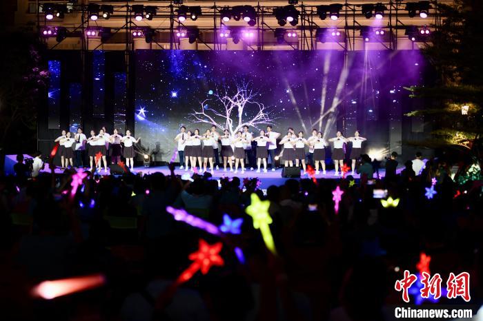 合唱表演《夜空中最亮的星》?！⊥鯑|明 攝