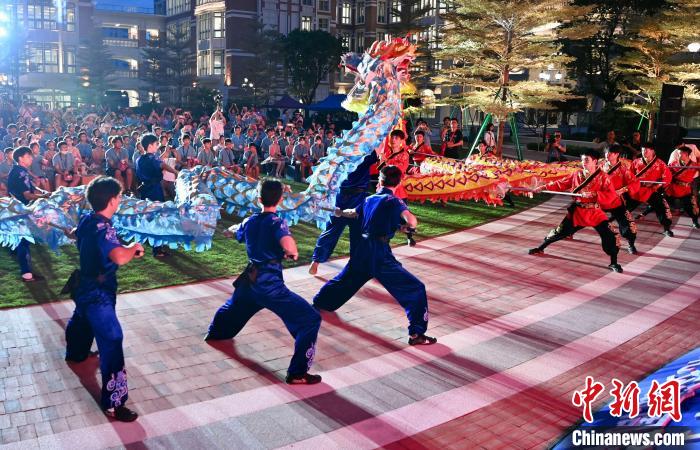 兩岸青少年同臺呈現(xiàn)龍獅表演。　王東明 攝