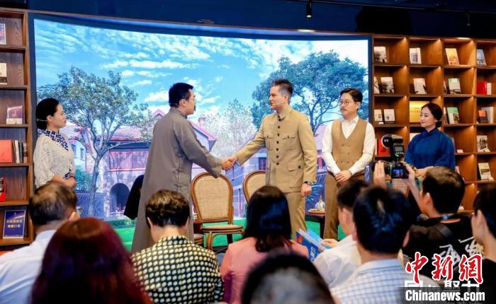 實驗舞臺劇《握手》片段?！↑S浦區(qū)委統(tǒng)戰(zhàn)部供圖