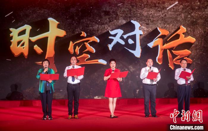 陶侃與陳望道之孫陳曉帆、顏福慶之孫顏志淵、榮毅仁侄女榮智豐深情朗誦《與統(tǒng)戰(zhàn)先輩的時空對話》。　張昊 攝