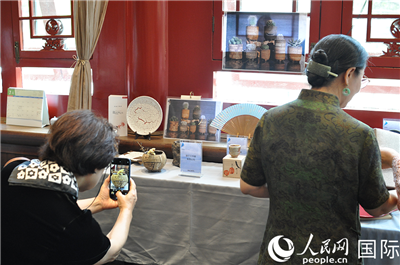 觀眾在觀賞滋賀縣工藝品(許永新 攝)