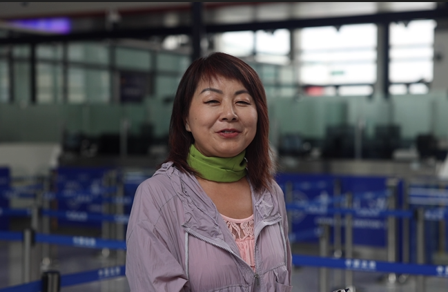 7月22日，曾經(jīng)在老撾瑯勃拉邦工作過3年的加拿大華僑孫月玲乘坐中老鐵路國際旅客列車從中國出境。衛(wèi)海林 攝