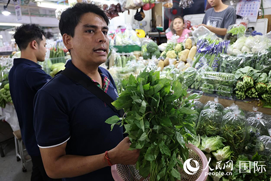 7月19日，泰國(guó)曼谷藍(lán)象餐廳員工向參加活動(dòng)的多國(guó)代表介紹如何挑選新鮮蔬菜。 人民網(wǎng)記者 張矜若攝