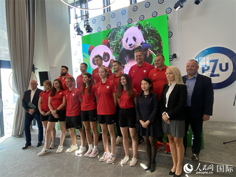 嘉賓與代表團代表合影。人民網記者 禹麗敏攝