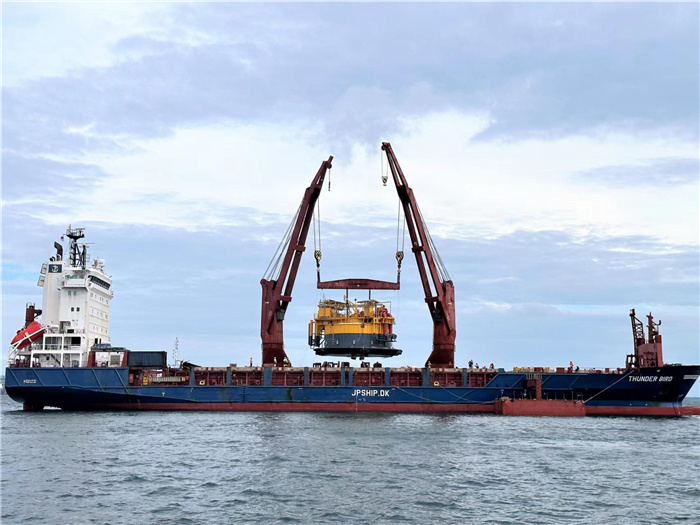 印尼拉維拉維項(xiàng)目32萬噸級(jí)單點(diǎn)系泊設(shè)備運(yùn)抵巴厘島巴板港口。張守剛攝