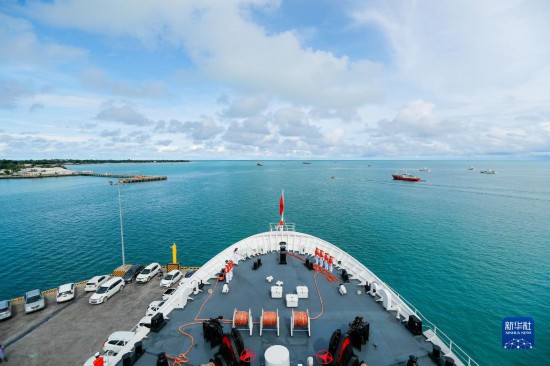 7月22日，中國海軍“和平方舟”號醫(yī)院船駛離基里巴斯首都塔拉瓦。當(dāng)?shù)貢r間22日上午10時，執(zhí)行“和諧使命-2023”任務(wù)的中國海軍“和平方舟”號醫(yī)院船圓滿結(jié)束對基里巴斯的首次訪問，駛離基里巴斯首都塔拉瓦，前往本次任務(wù)的第二站湯加努庫阿洛法港。新華社發(fā)（黎宇 攝）