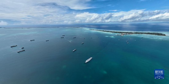 7月22日，中國海軍“和平方舟”號醫(yī)院船結(jié)束基里巴斯訪問，駛離塔拉瓦港。新華社發(fā)（桂江波 攝）
