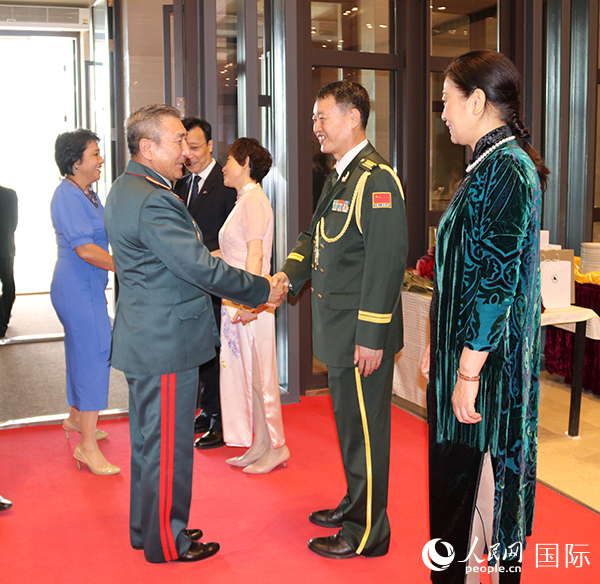 國防武官胡德君大校迎接賓客。人民網(wǎng)記者李強(qiáng)攝