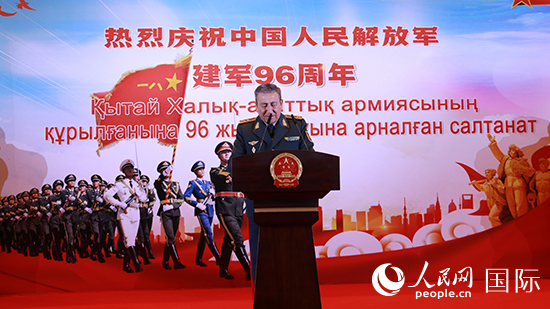 哈國防部副部長卡馬列特季諾夫中將發(fā)表致辭。人民網(wǎng)記者 李強(qiáng)攝