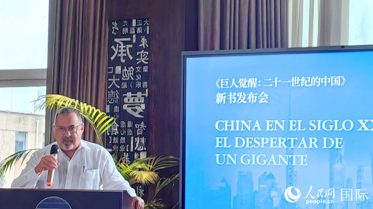 羅德里格斯博士現(xiàn)場介紹著作。吳志華攝