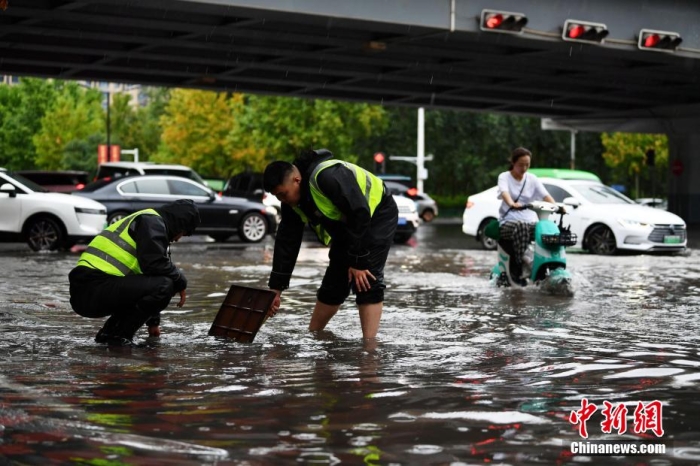 7月30日，河北省持續(xù)發(fā)布暴雨紅色預(yù)警信號。受今年第5號臺風(fēng)“杜蘇芮”殘余環(huán)流影響，7月28日以來，地處華北地區(qū)的河北省大部出現(xiàn)降雨。30日17時，該省氣象臺發(fā)布當(dāng)日第三次暴雨紅色預(yù)警信號。石家莊市城區(qū)不少區(qū)域積水嚴(yán)重，城管、環(huán)衛(wèi)、園林、市政等部門緊急出動，聯(lián)合疏堵保暢，筑牢防汛安全屏障。圖為石家莊裕華區(qū)城管局防汛隊(duì)員對沿街收水井進(jìn)行雜物清理，以保證排水暢通。翟羽佳 攝