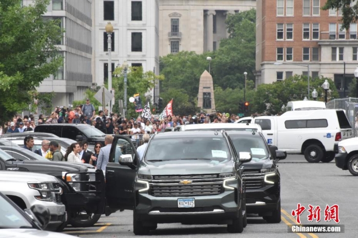 圖為特朗普出庭期間，其車隊(duì)和工作人員在聯(lián)邦法院外等待。<a target='_blank' href='/'><p  align=