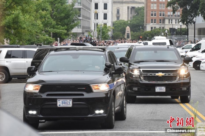 圖為結(jié)束出庭后，特朗普車隊(duì)駛離聯(lián)邦法院。<a target='_blank' href='/'><p  align=