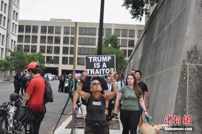 圖為聯(lián)邦法院附近的特朗普反對者。<a target='_blank' href='/'><p  align=