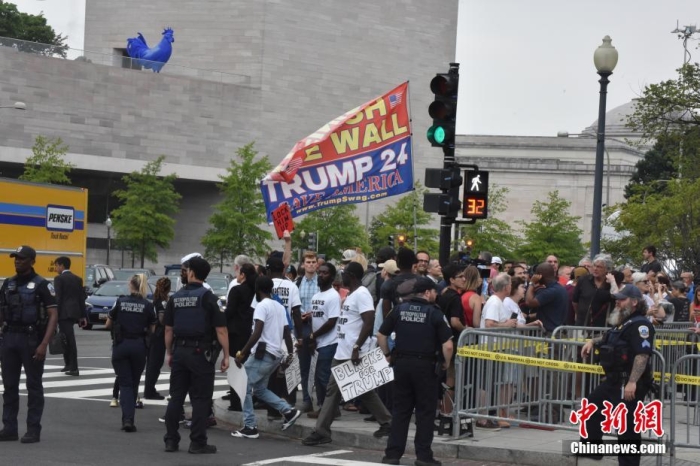 圖為眾多特朗普支持者和反對者聚集在聯(lián)邦法院周圍。<a target='_blank' href='/'><p  align=