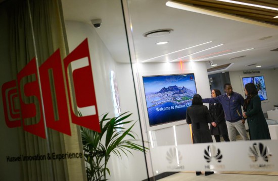 　　2017年7月17日，人們在位于南非約翰內(nèi)斯堡的華為南非信息通信技術(shù)創(chuàng)新體驗中心參觀。新華社記者 翟健嵐 攝