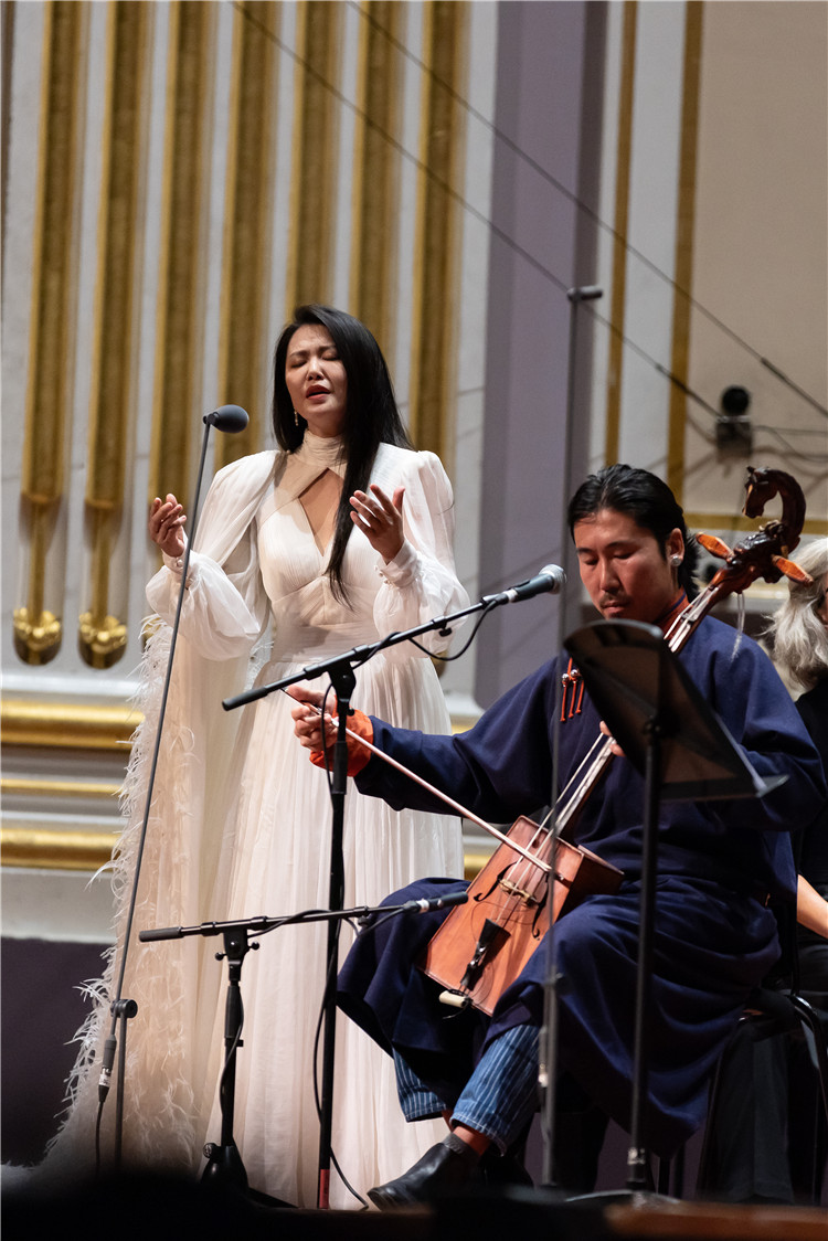 圖片說明： 8月5日，2023愛丁堡國際藝術(shù)節(jié)開幕式音樂會《慈悲頌》的演出現(xiàn)場。藝術(shù)節(jié)組委會供圖