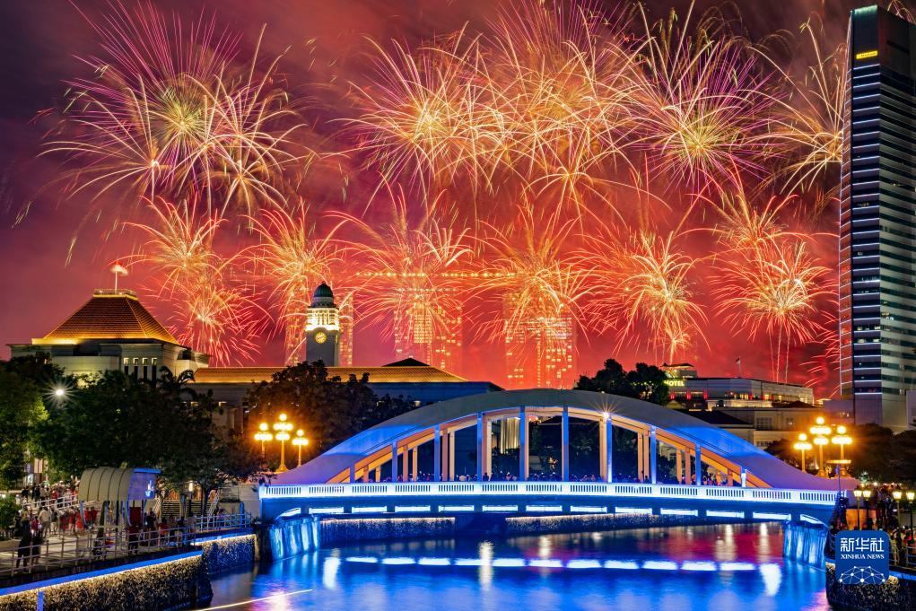 這是8月9日在新加坡國慶慶典上拍攝的煙花。