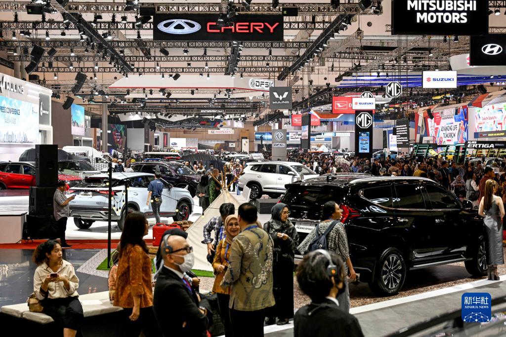 8月10日，在印度尼西亞萬丹省唐格朗的印尼會展中心，人們在2023年印尼國際汽車展上參觀。新華社發(fā)（阿貢攝）