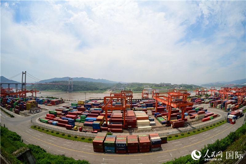 重慶果園港是我國(guó)內(nèi)河最大的鐵公水多式聯(lián)運(yùn)樞紐港，也是西部陸海新通道的重要支點(diǎn)。圖為果園港全貌。人民網(wǎng)記者 苑基榮攝