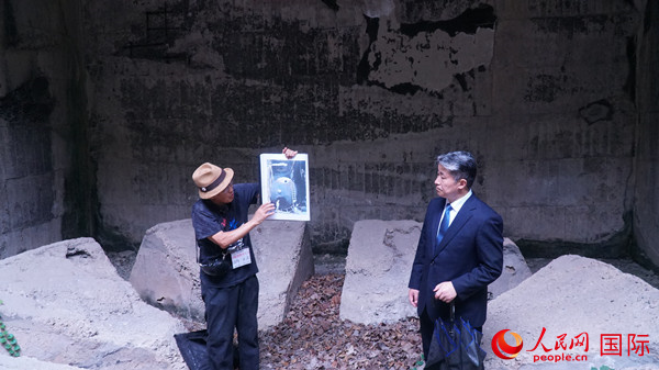 毒氣島歷史研究所事務(wù)局長山內(nèi)正之在毒氣儲存遺址為大家介紹日軍發(fā)動毒氣戰(zhàn)的罪證。人民網(wǎng) 蔣曉辰攝