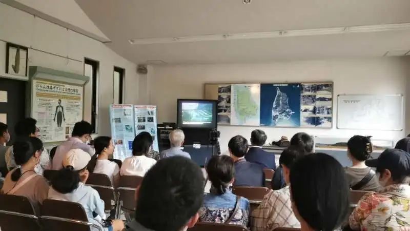 觀看日軍發(fā)動毒氣戰(zhàn)的影像資料。中國駐大阪總領(lǐng)事館供圖