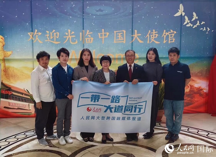 崔建春大使（右三）與人民網(wǎng)記者合影。