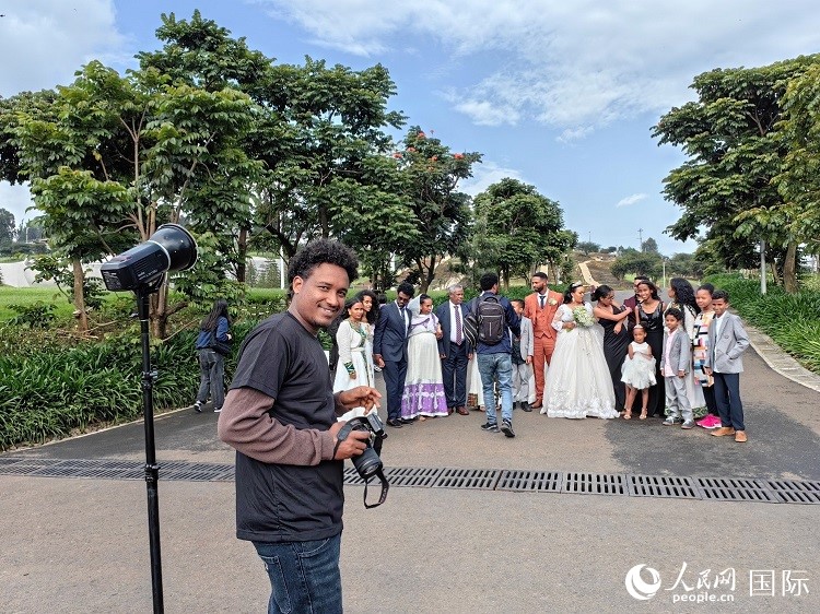 一對新人和親友在亞的斯亞貝巴友誼廣場合影。人民網(wǎng)記者 陳星星攝