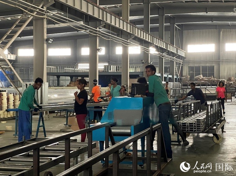 東方工業(yè)園華嘉鋁業(yè)生產(chǎn)車間。人民網(wǎng)記者 趙艷紅攝