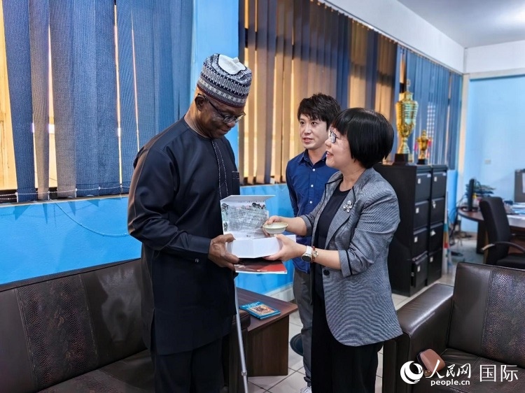 人民網(wǎng)監(jiān)事會主席唐維紅（右一）帶隊訪問尼日利亞通訊社，與該社總裁布克·龐勒（左一）交流。人民網(wǎng)記者 陳星星攝
