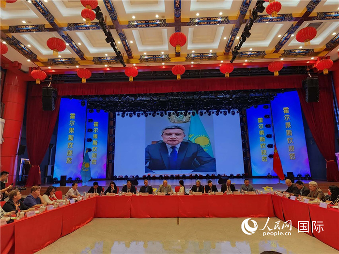 哈外交部駐阿拉木圖副代表拉伊莫夫視頻致辭。人民網(wǎng)記者 李強(qiáng)攝