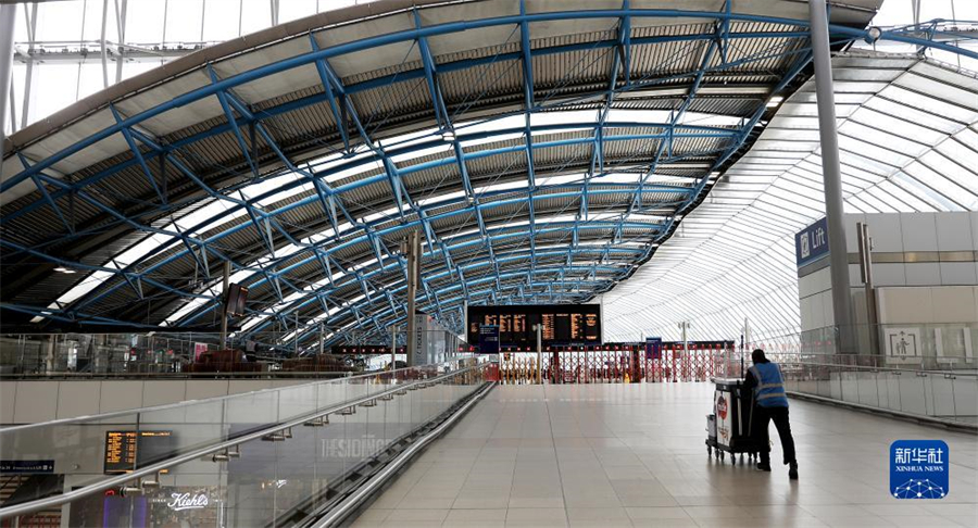 9月1日，一名工作人員在英國倫敦滑鐵盧火車站內行走。因在收入、工作條件等方面與鐵路運營企業(yè)存在分歧，英國鐵路員工在9月1日、2日舉行罷工。由于鐵路服務大幅減少，人們出行面臨不便。新華社記者 李穎 攝