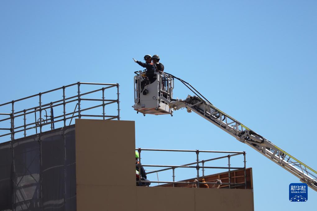 9月1日，在日本神奈川縣相模原市，消防員演練用消防云梯車救下被困高樓的民眾。9月1日是日本防災(zāi)日。當(dāng)天，日本中央政府及多個(gè)都縣市舉行了防災(zāi)演練，以提高大規(guī)模災(zāi)害發(fā)生時(shí)防災(zāi)機(jī)構(gòu)和市民迅速應(yīng)對(duì)的能力。新華社記者 楊光 攝
