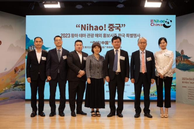 1.“你好！中國(guó)”2023黃河主題旅游海外推廣季韓國(guó)專場(chǎng)活動(dòng)5日在首爾舉行，圖為現(xiàn)場(chǎng)嘉賓合影。中國(guó)駐首爾旅游辦事處供圖