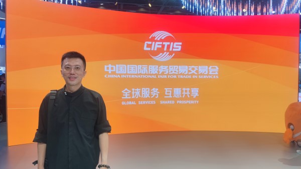 9月2日，梁家僖在國(guó)家會(huì)議中心拍照留念。受訪(fǎng)者供圖