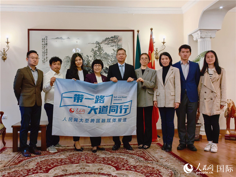 胡長(zhǎng)春大使、駐非盟使團(tuán)工作人員與人民網(wǎng)記者合影。