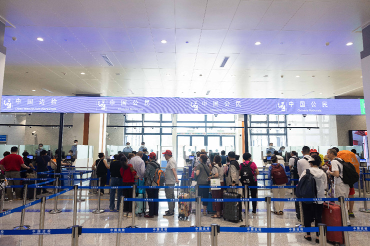 乘坐中老鐵路國(guó)際旅客列車的旅客在磨憨邊檢大廳排隊(duì)候檢。黃遠(yuǎn)飛 攝