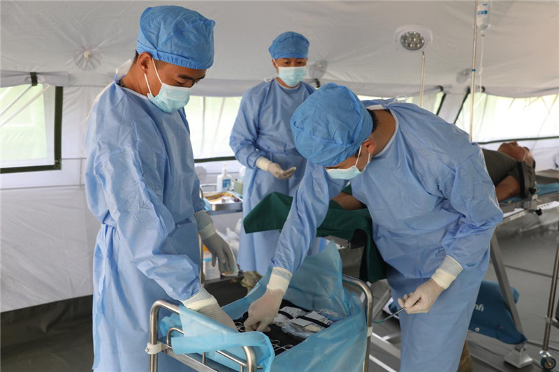 出征前，“純凈家園-2023”多國(guó)聯(lián)合掃雷行動(dòng)中方任務(wù)分隊(duì)醫(yī)療組官兵正在進(jìn)行專(zhuān)業(yè)訓(xùn)練。趙文環(huán)攝