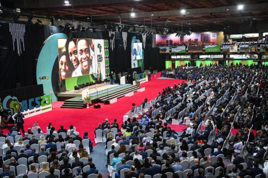 9月4日，在肯尼亞內(nèi)羅畢，與會代表參加首屆非洲氣候峰會開幕式。新華社記者 韓旭 攝