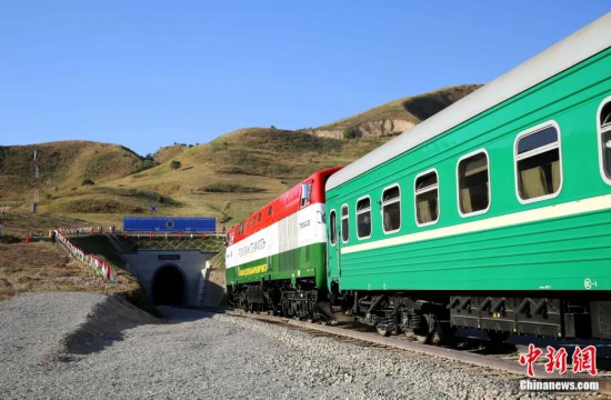 2016年8月24日，塔吉克斯坦“瓦赫達特-亞灣”鐵路通車。這是絲綢之路經濟帶框架下首個開工并建成的鐵路項目，具標志性意義。圖為火車進入由中鐵十九局集團有限公司承建的隧道。文龍杰 攝