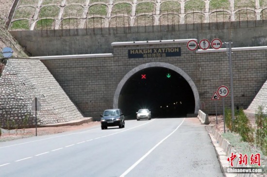 連接塔吉克斯坦南北的重要隧道之一哈特隆隧道由中國路橋承建，是塔國南北公路交通的重要干線道路，對促進塔吉克斯坦南北交流和國民經濟發(fā)展具有重要意義。田冰攝