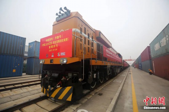 2021年7月5日，中國—上海合作組織地方經貿合作示范區(qū)（簡稱“上合示范區(qū)”）前往塔吉克斯坦首都杜尚別的首班中歐班列（齊魯號）“上合快線”發(fā)出，從上合示范區(qū)青島多式聯(lián)運中心啟程，為中國及日本、韓國等周邊國家和地區(qū)與塔吉克斯坦經貿往來提供了全新的物流解決方案。胡耀杰 攝